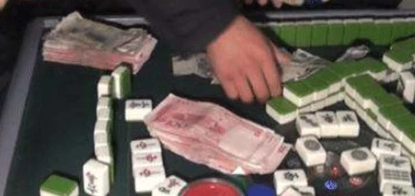 男女打牌不盖被子可以吗图片真实？听说这对情侣在深夜打牌，竟然引发了邻居的热议和围观！
