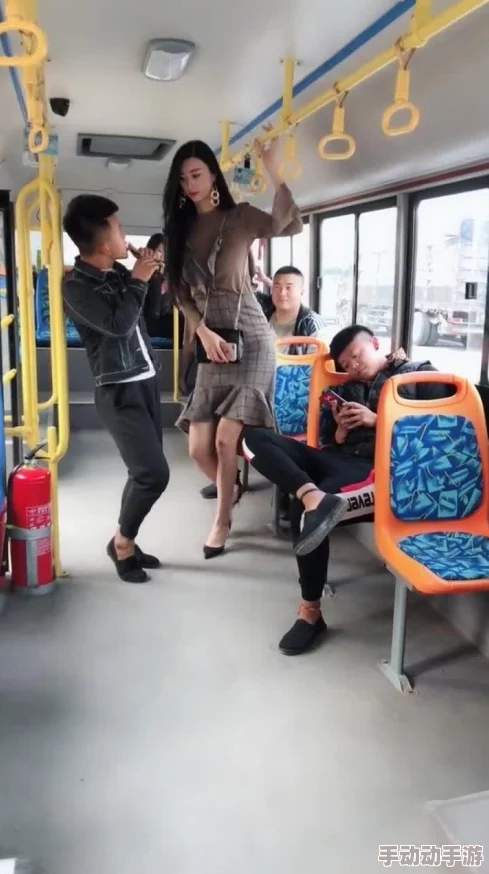小茹公交车被做到高c的原因，竟然与她的神秘男友和一场意外邂逅有关！