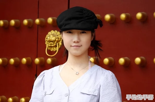 张莜雨大胆打开大腿，展现自信魅力，引发网友热议与讨论，成为社交媒体的焦点人物
