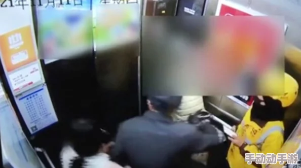 电梯里梅开二度：一名乘客意外重现尴尬瞬间，引发众人围观与热议，社交媒体上迅速传播