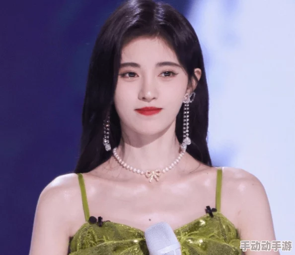 鞠婧祎你的奶好大摸起来好，粉丝热议其身材与舞台表现的完美结合及对偶像文化的影响分析