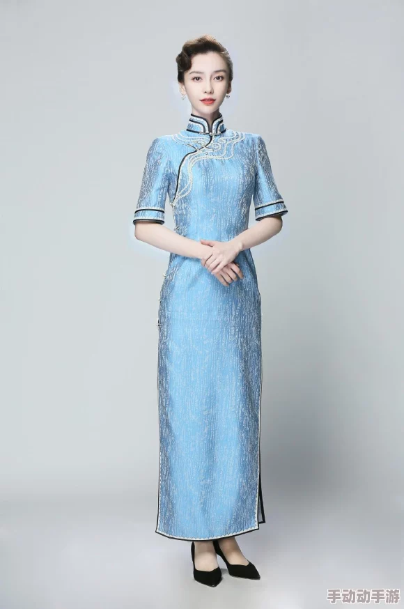 老师黑色双开真丝旗袍，展现优雅气质与传统文化的完美结合，适合各种场合穿着，彰显女性魅力