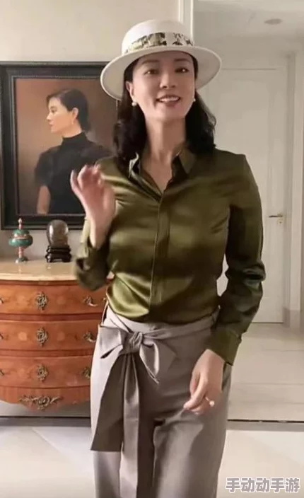 老师黑色双开真丝旗袍，展现优雅气质与传统文化的完美结合，适合各种场合穿着，彰显女性魅力