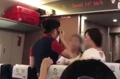 男仆扒开跪着让客人玩视频，这一行为引发了社会对服务行业道德和职业界限的广泛讨论与关注