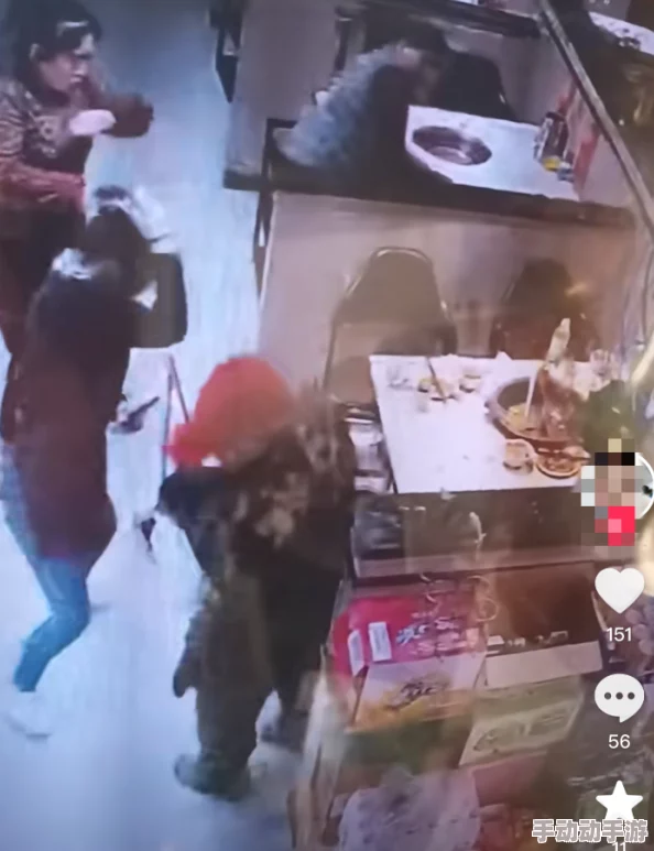 男仆扒开跪着让客人玩视频，这一行为引发了社会对服务行业道德和职业界限的广泛讨论与关注