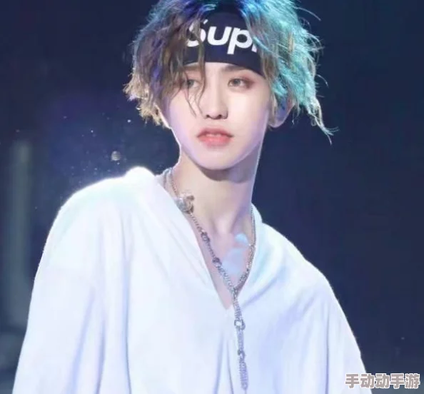男生把坤坤放到女生坤坤里，这一行为引发了网友们的热议，讨论其背后的含义和社会影响