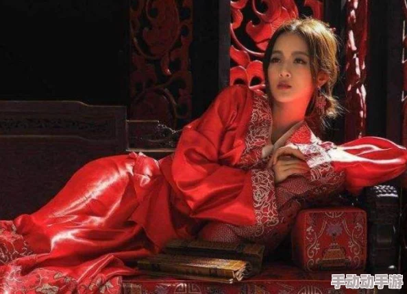 花楼女子檀木板下翘红痕：揭示了古代技院生活的隐秘与悲哀，展现了女性在社会压迫下的无奈与挣扎