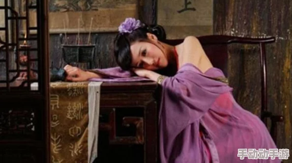 花楼女子檀木板下翘红痕：揭示了古代技院生活的隐秘与悲哀，展现了女性在社会压迫下的无奈与挣扎