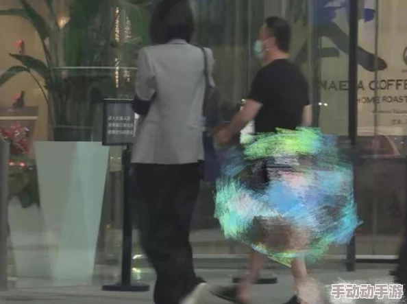 91网网站吃瓜：某知名明星被拍到与神秘人士深夜约会，疑似恋情曝光引发网友热议！