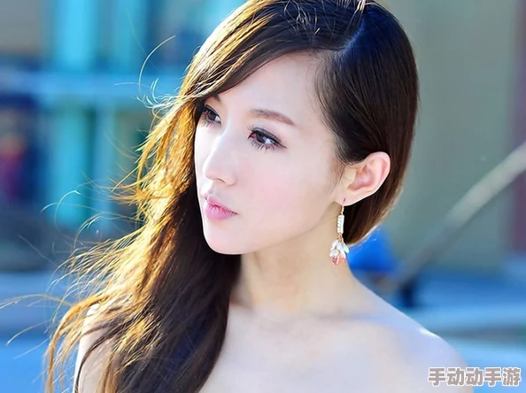 新疆妇女Rap：展现新疆女性在现代社会中的坚韧与独立，传递她们的声音和故事，通过音乐表达对生活的热爱与追求