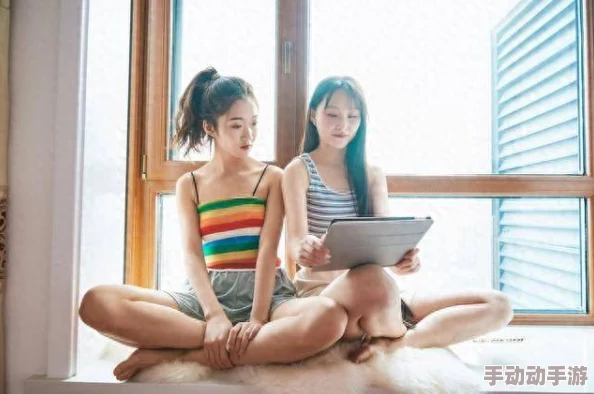 当女友面玩闺蜜3p：探讨人际关系中的信任与界限，以及性开放对情感的影响与考量