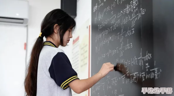 老师让学生摸她俬密部位，校园风波引发热议，众人瞩目事件背后的真相与反思