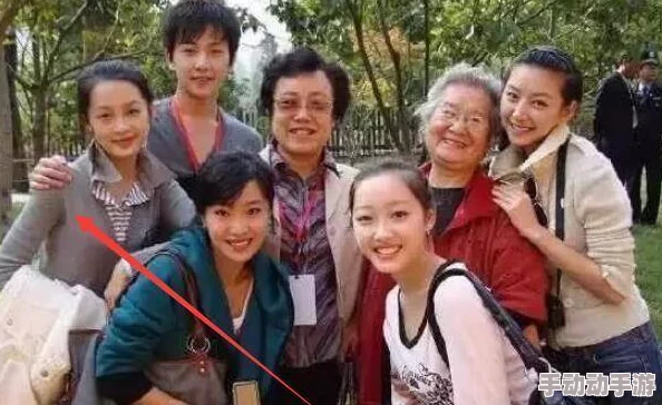 姬小满吃狂铁坤！震撼现场观众，粉丝疯狂围堵，背后真相令人意想不到！