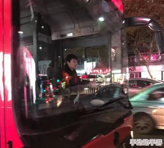 公交车上被蹭水后多久恢复？网友曝光内幕，竟是司机故意为之！