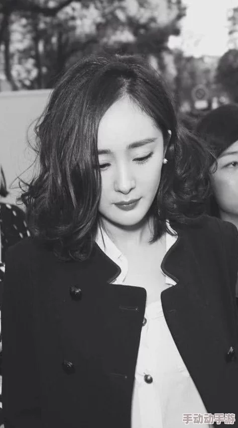 网爆女尤 反差：知名影星被控隐秘过往，昔日形象瞬间崩塌，引发网友热议与深思