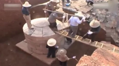 震惊！秀英和泥瓦工在破庙里意外发现古代宝藏，引发考古界轰动！