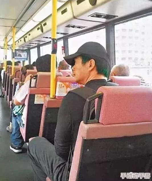 我和闺蜜在公交被八个人挤倒，其中有一位是明星的经纪人