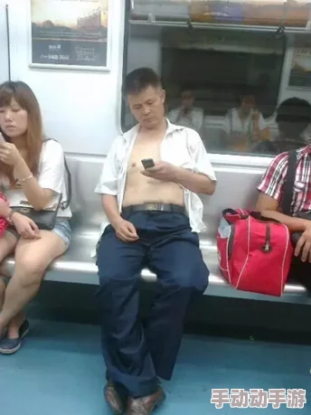 穿扒开 跪着让客人打屁穿女装，这是一种极端的表演艺术形式，旨在挑战传统性别角色和社会规范，引发观众对性别认同的思考