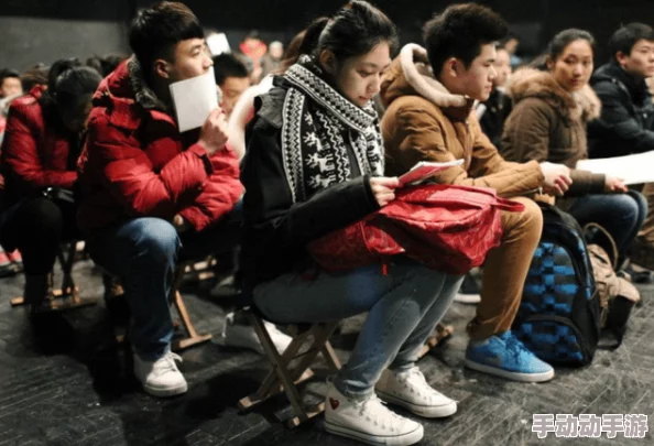 穿扒开 跪着让客人打屁穿女装，这是一种极端的表演艺术形式，旨在挑战传统性别角色和社会规范，引发观众对性别认同的思考