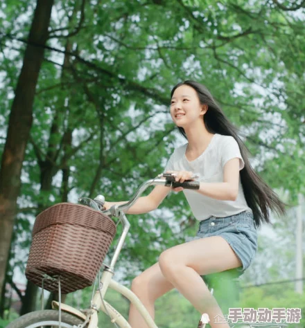 小箩莉末发育娇小性色XXXX，讲述了一个关于青春期女孩在身体和心理成长过程中所面临的挑战与困惑的故事