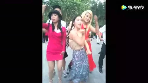 美女裸体喷出白浆，街头猛料曝光引发围观，惊呆路人纷纷拿出手机拍摄此刻！