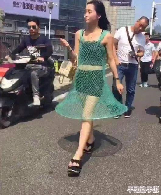 美女裸体喷出白浆，街头猛料曝光引发围观，惊呆路人纷纷拿出手机拍摄此刻！