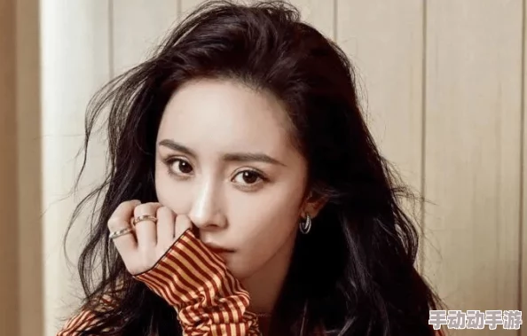 女班长主动给我她的手机号码，竟然是因为我无意间帮了她一个大忙！