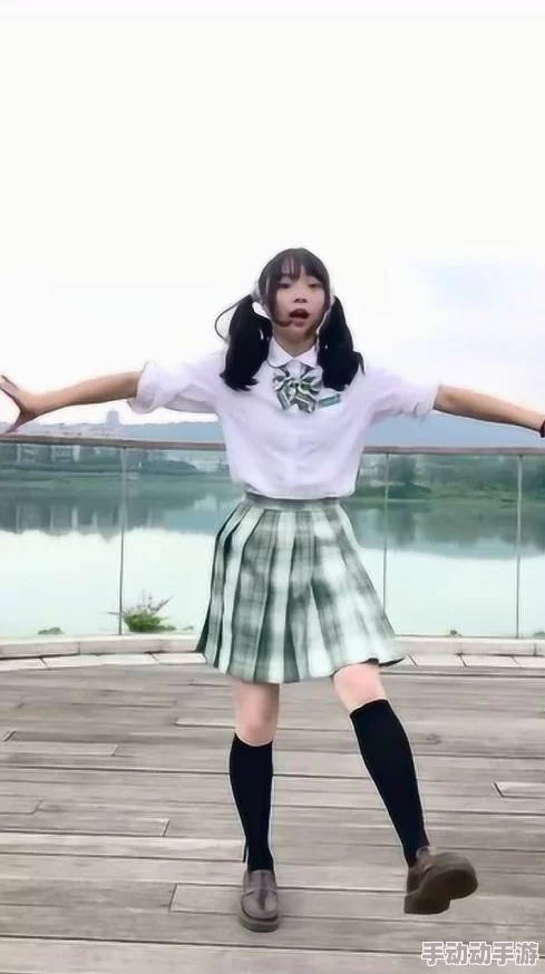 震惊！分腿坐挺身前进jk，竟然成为了校园新风潮，引发热议与模仿热潮！