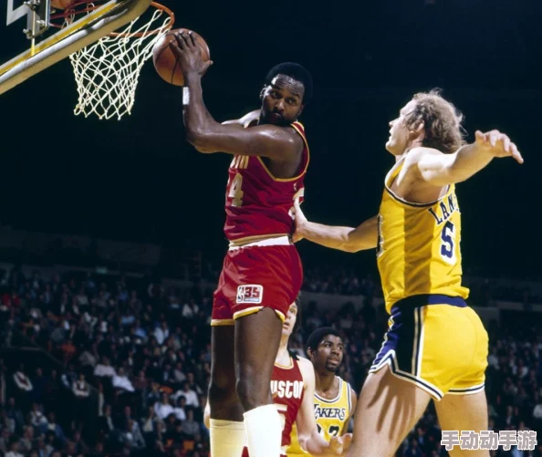 NBA手游巅峰对决：传奇中锋张伯伦与奥拉朱旺的时空交锋，重塑球场荣耀之战！