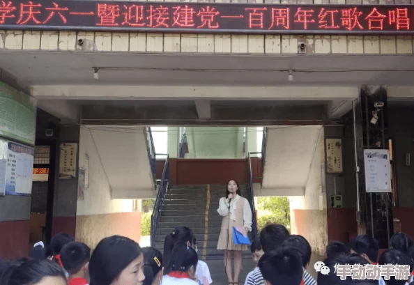 老师下课脱我乳罩吃我奶，学生们目睹这一幕纷纷惊呼，校园内外引发热议与讨论