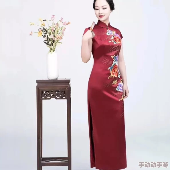老师黑色双开真丝旗袍的寓意引发热议，竟暗藏着不为人知的文化与时尚交融之道！