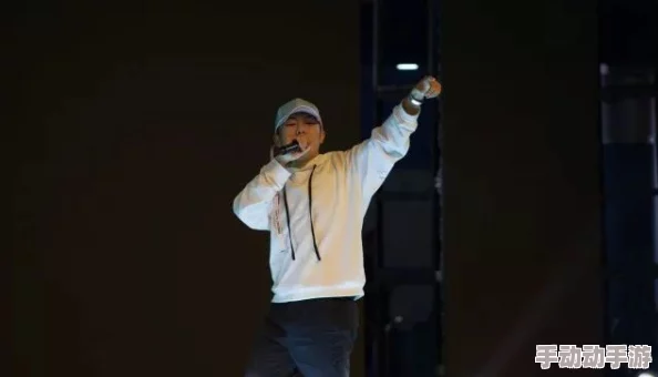 最年轻的韩国女rapper竟然在国际音乐节上临时改唱新歌，引发全场震惊，粉丝狂欢！