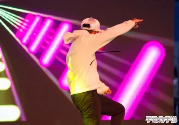 最年轻的韩国女rapper竟然在国际音乐节上临时改唱新歌，引发全场震惊，粉丝狂欢！