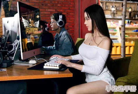 美女迈开腿就开始打扑克，展现出独特的游戏魅力与社交技巧，引发众人围观与热议