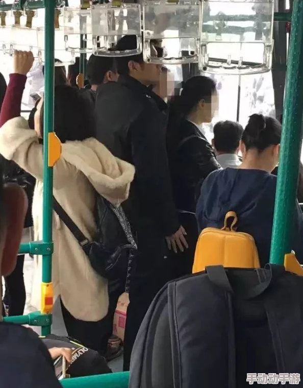 震惊！公交车里揉到高潮嗯啊闺蜜视频遭曝光，引发热议，网友纷纷评论：公共场合竟然如此大胆！