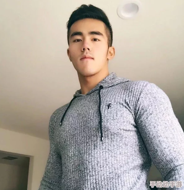 ins帅哥zshh96外卖员挑战赛＂：这是一场由社交媒体红人zshh96发起的外卖员技能比拼活动，旨在展示外卖员的工作挑战与生活乐趣