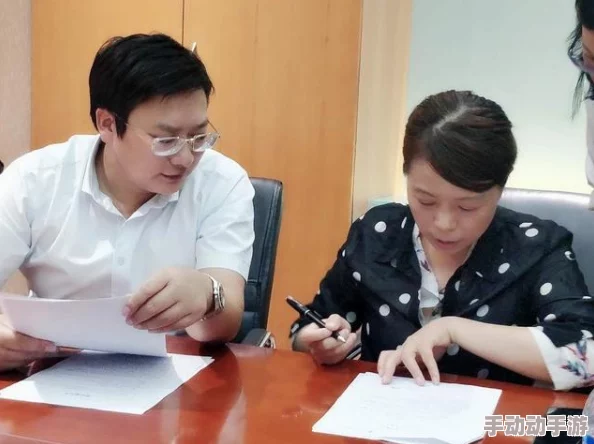 震惊！免费 美女扒胸露出乃头游戏引发网友热议，背后真相曝光让人瞠目结舌！