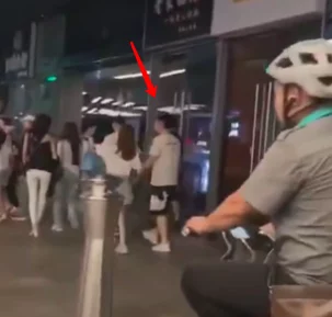 女生迈开腿打扑克，现场气氛火爆引发热议，意外精彩瞬间让观众目不暇接！