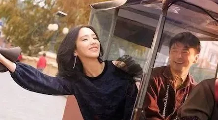 97论理片：传闻女主角与导演私下关系密切，拍摄现场频频上演甜蜜互动引发热议！