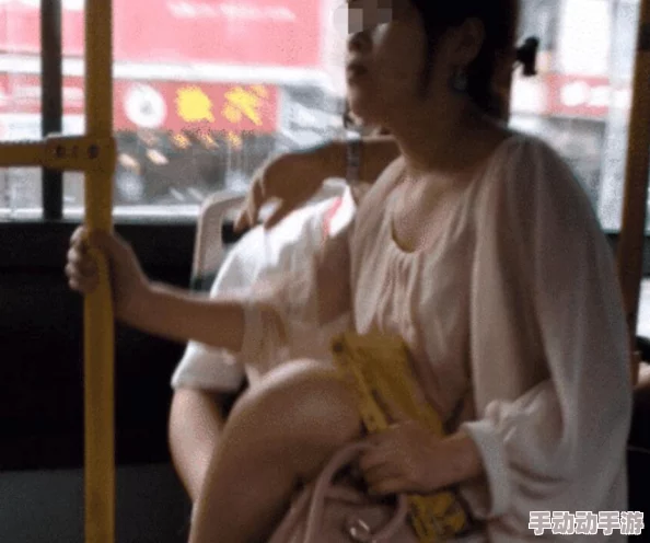 公车上扒-开-双-腿-吮花蒂，目击者称现场气氛火热，引发乘客围观，背后竟藏着不为人知的故事！