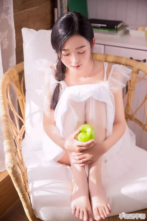 白丝校花 扒腿让我C在线观看：探讨校园文化与网络视频对青少年心理的影响及其社会反响