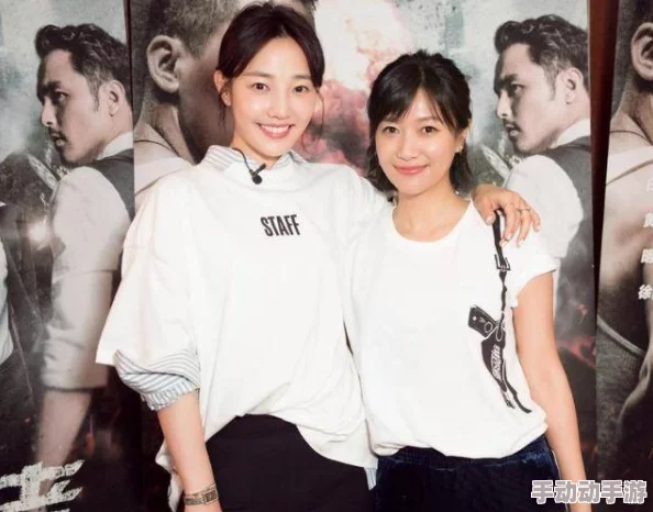 开襟jk做双人运动，展现青春活力与时尚魅力的完美结合，成为校园新风潮引领者