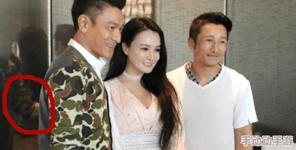 宝贝看镜子我是怎么爱你的图：震撼发现！镜子背后的深情秘密，让人感动落泪！