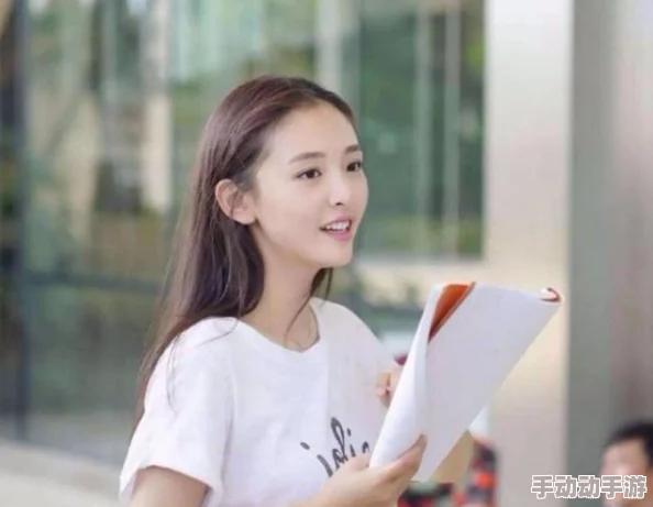 白丝校花：青春校园中的美丽与挑战，探讨当代年轻人的情感世界与社会压力的交织
