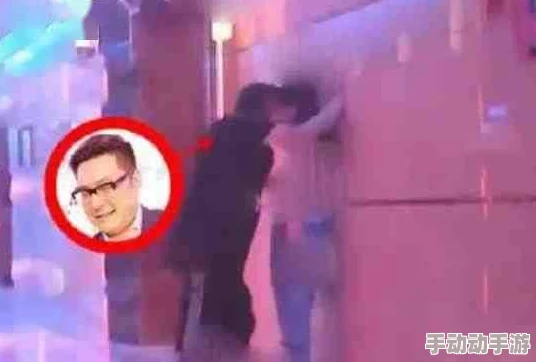 Gay金主在KTV玩男鸭，因醉酒闹事被警方带走引发热议