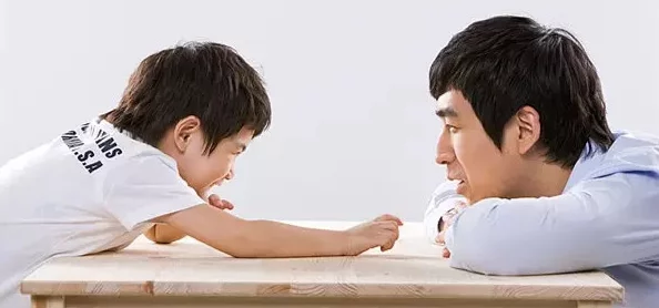 一小孩和妈妈摘萝卜不盖被子黄：秋季收获的乐趣与家庭亲子互动的重要性分析