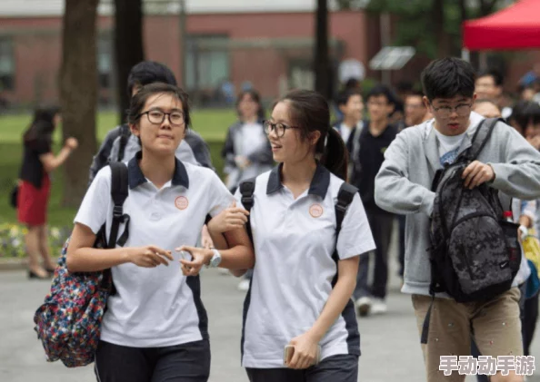 一个小孩子和妈妈萝卜(黄)被曝光：内幕揭秘，背后真相令人震惊！