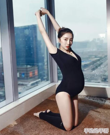 操沣满女人：社交媒体上热议一位模特因其独特身材引发的争议，网友们对美的标准展开激烈讨论