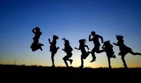 2024青旅快乐风男：一场关于青春与自由的旅行，展现年轻人追求梦想和快乐生活的无限可能