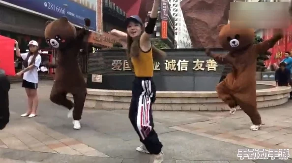 沈阳老阿姨叫的巅峰澎拜：全新舞蹈风潮引发年轻人热议，街头表演吸引众多围观者参与互动